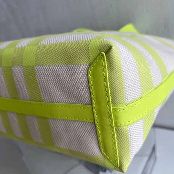 BURBERRY Check Tote- Vivid Lime - Picture 10 of 16